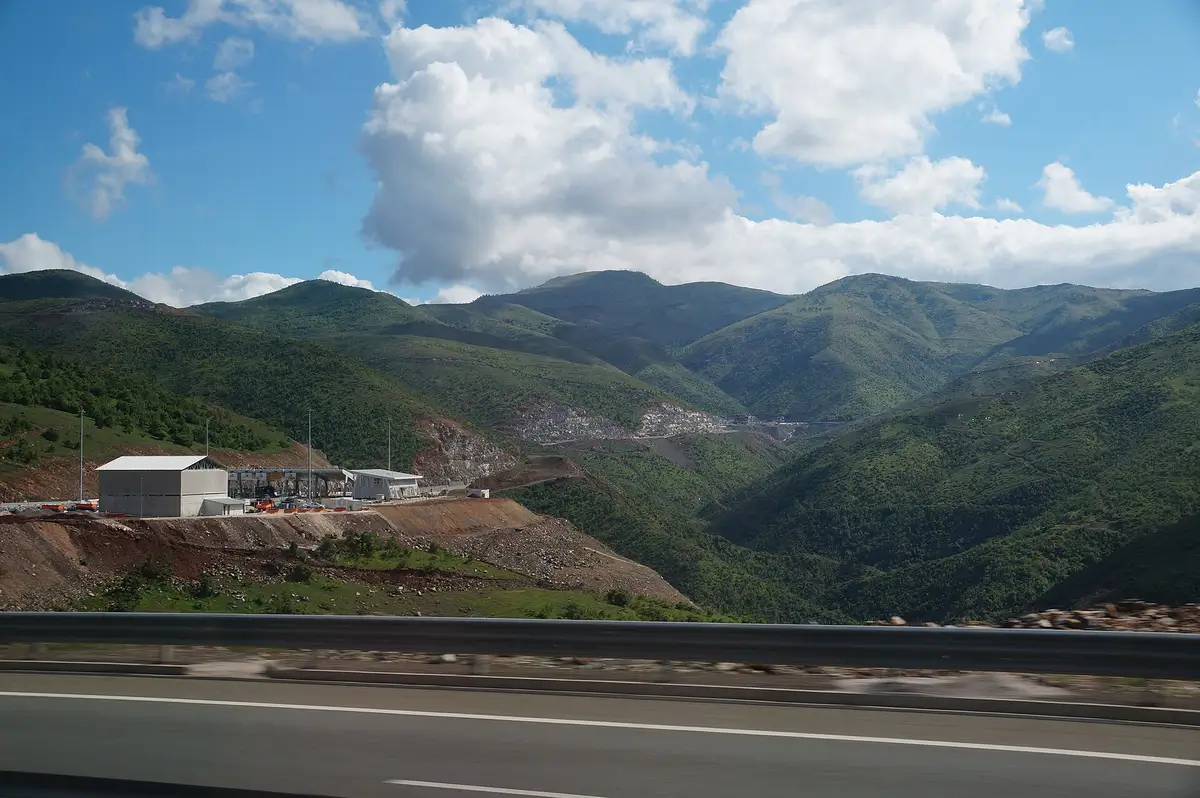 Kabinat e pagesës te tuneli i Kalimashit në Rrugën e Kombit