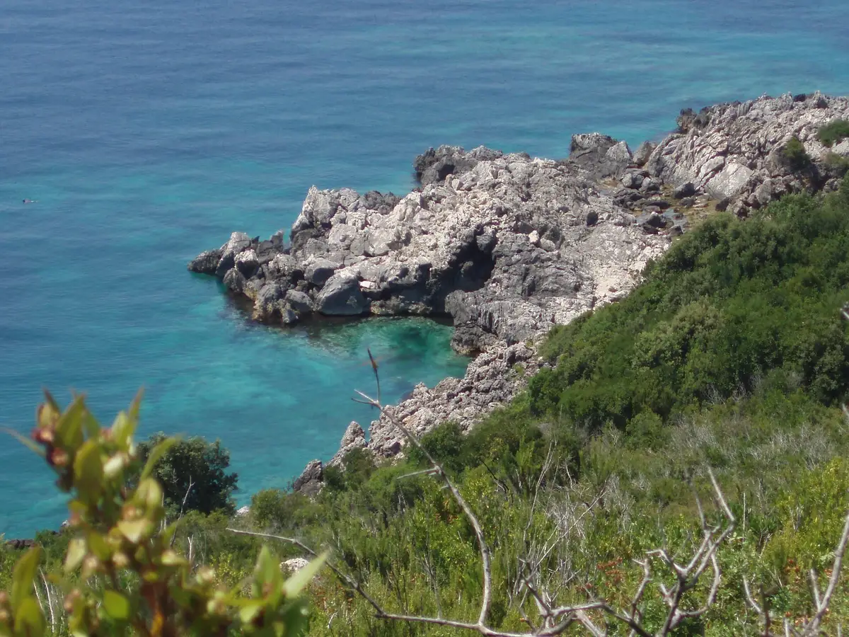 Gji me ujë të kthjellët në Rivierë, afër Himarës