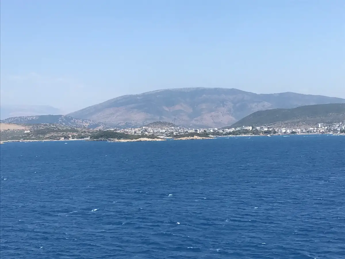 Bregu i Ksamilit parë nga deti