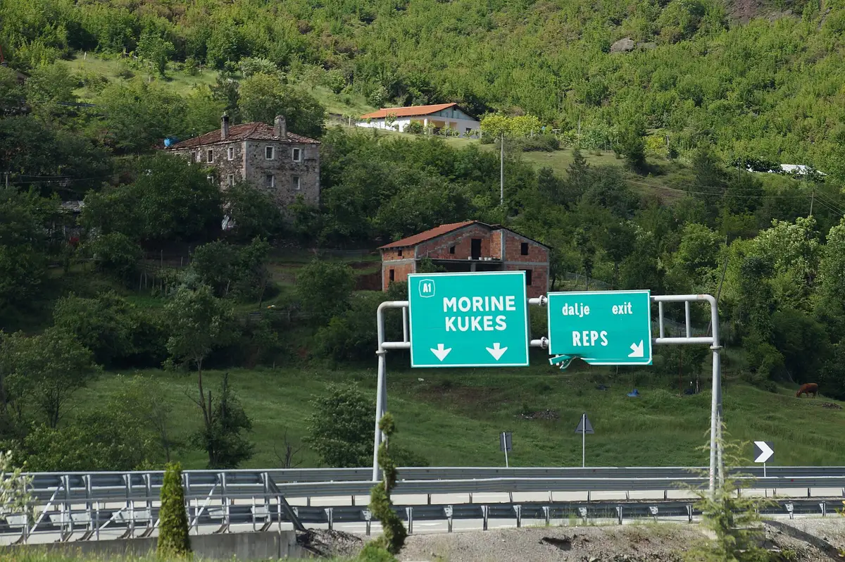 Tabela e autostradës A1 drejt Morinës dhe Kukësit