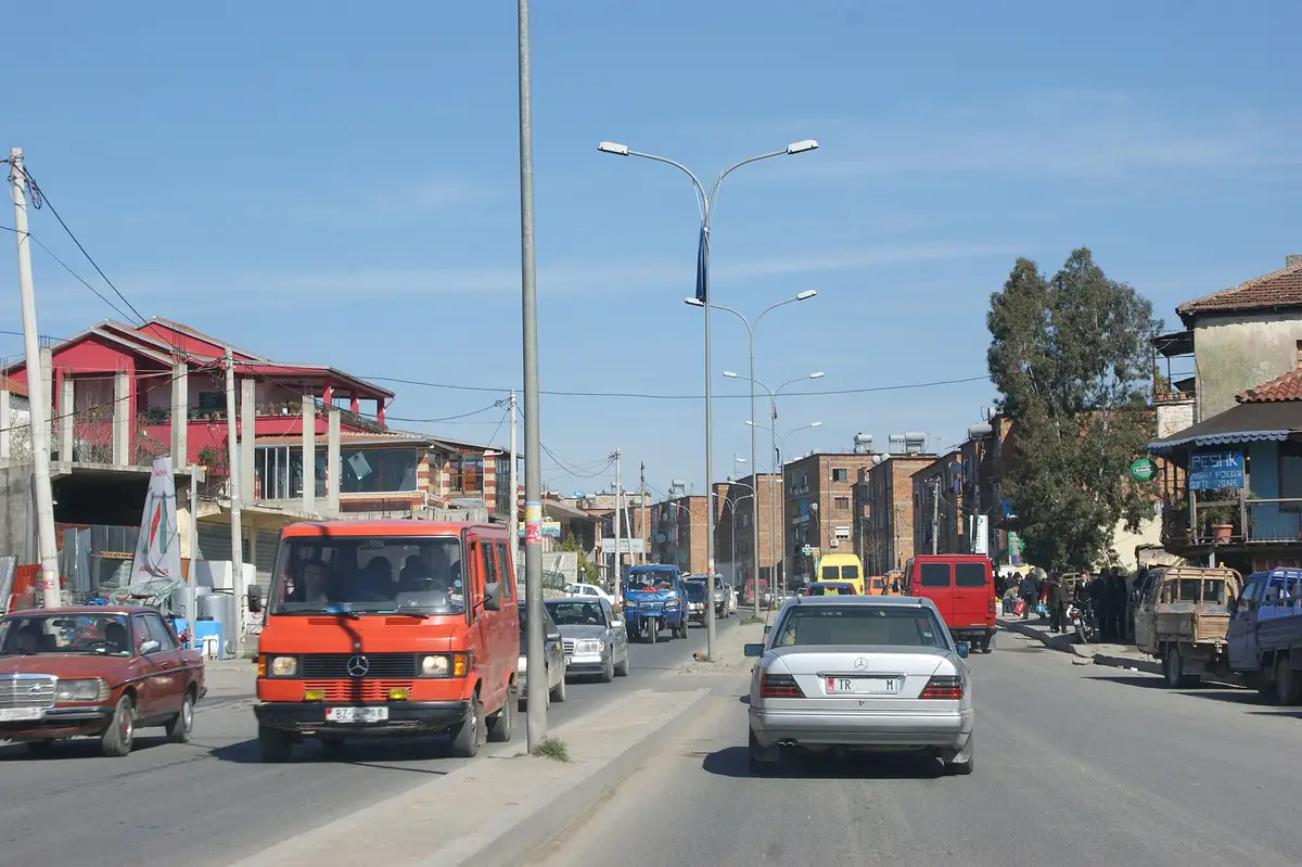 Trafik në një rrugë kryesore në Kamzë, në periferi të Tiranës