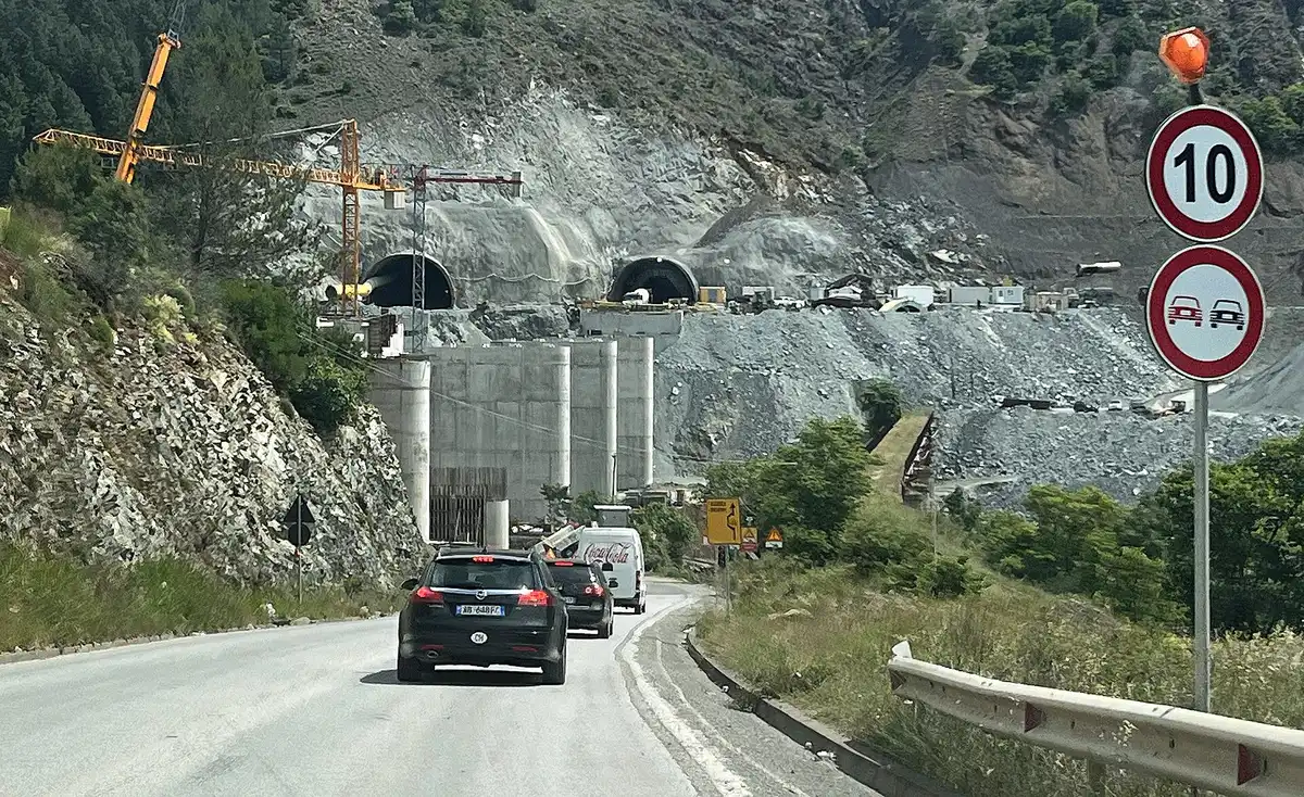 Kufi shpejtësie 10 km/h dhe ndalim parakalimi para një kantieri tuneli