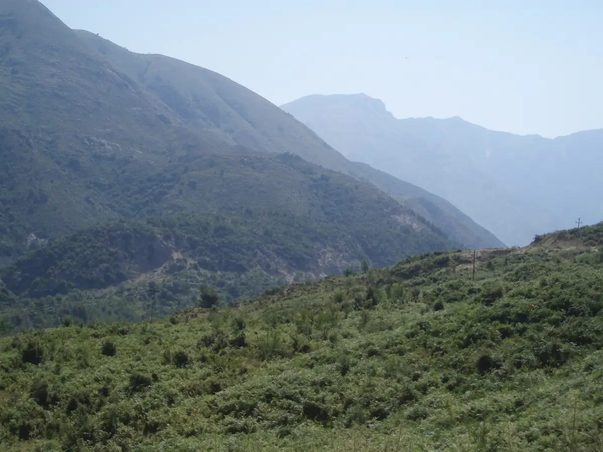 Male mbi rrugën Llogara–Himarë