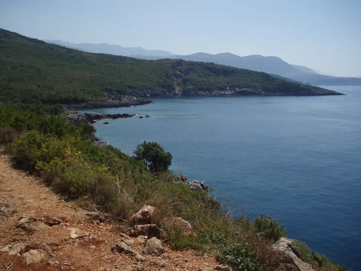 Rrugicë e pashtruar mbi një gji te Himara